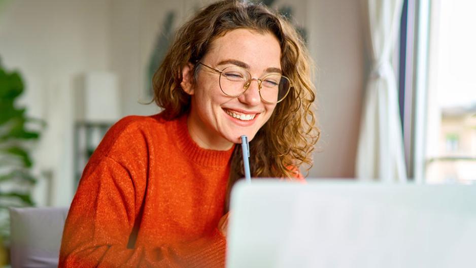 Student greeting online classmates at the beginning of a class on Brightspace.