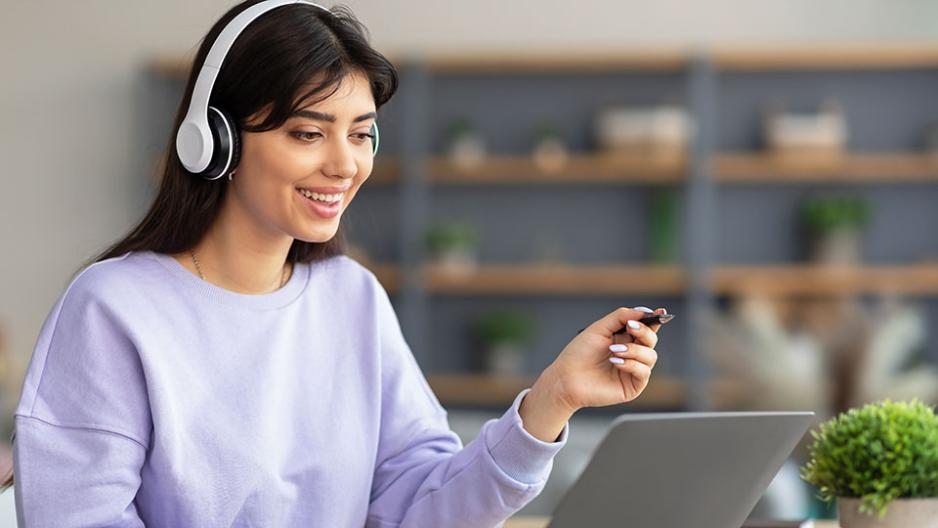 Student with headset talking to classmates for an teacher-led online course.